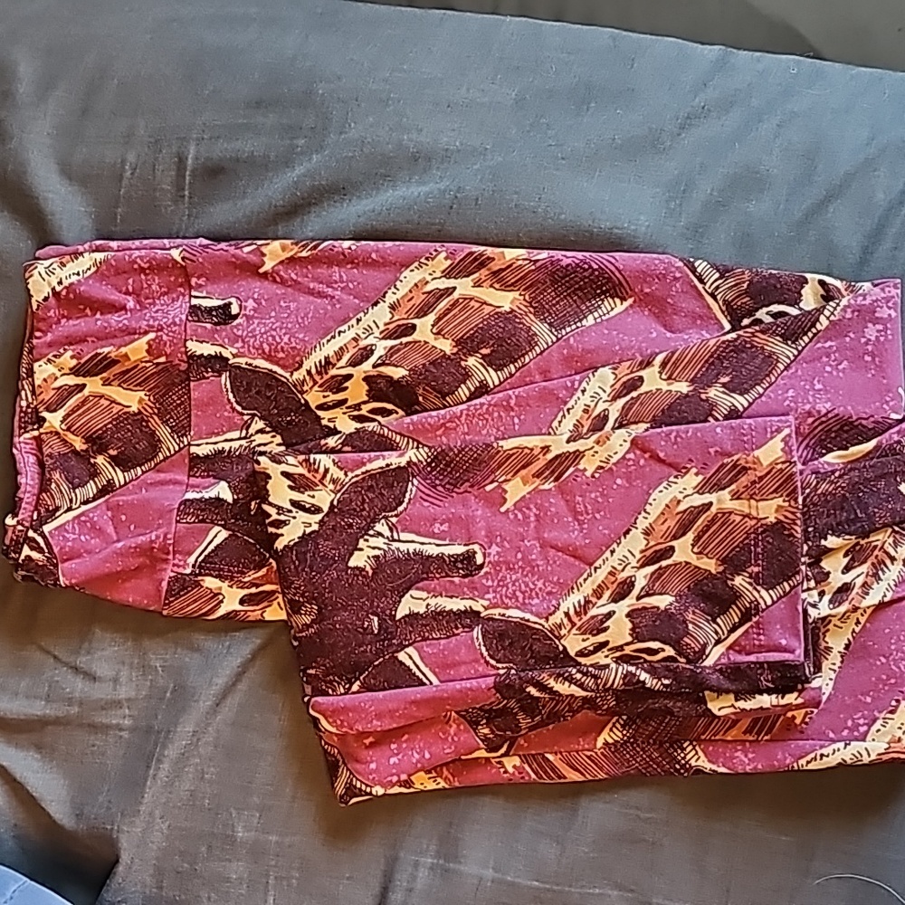 Lularoe OS giraffe leggings - maroon